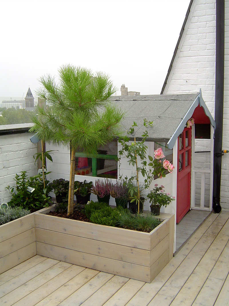 Children's playhouse on roof terrace garden in Mile End